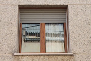 ventana-de-aluminio-con-persiana-orientable